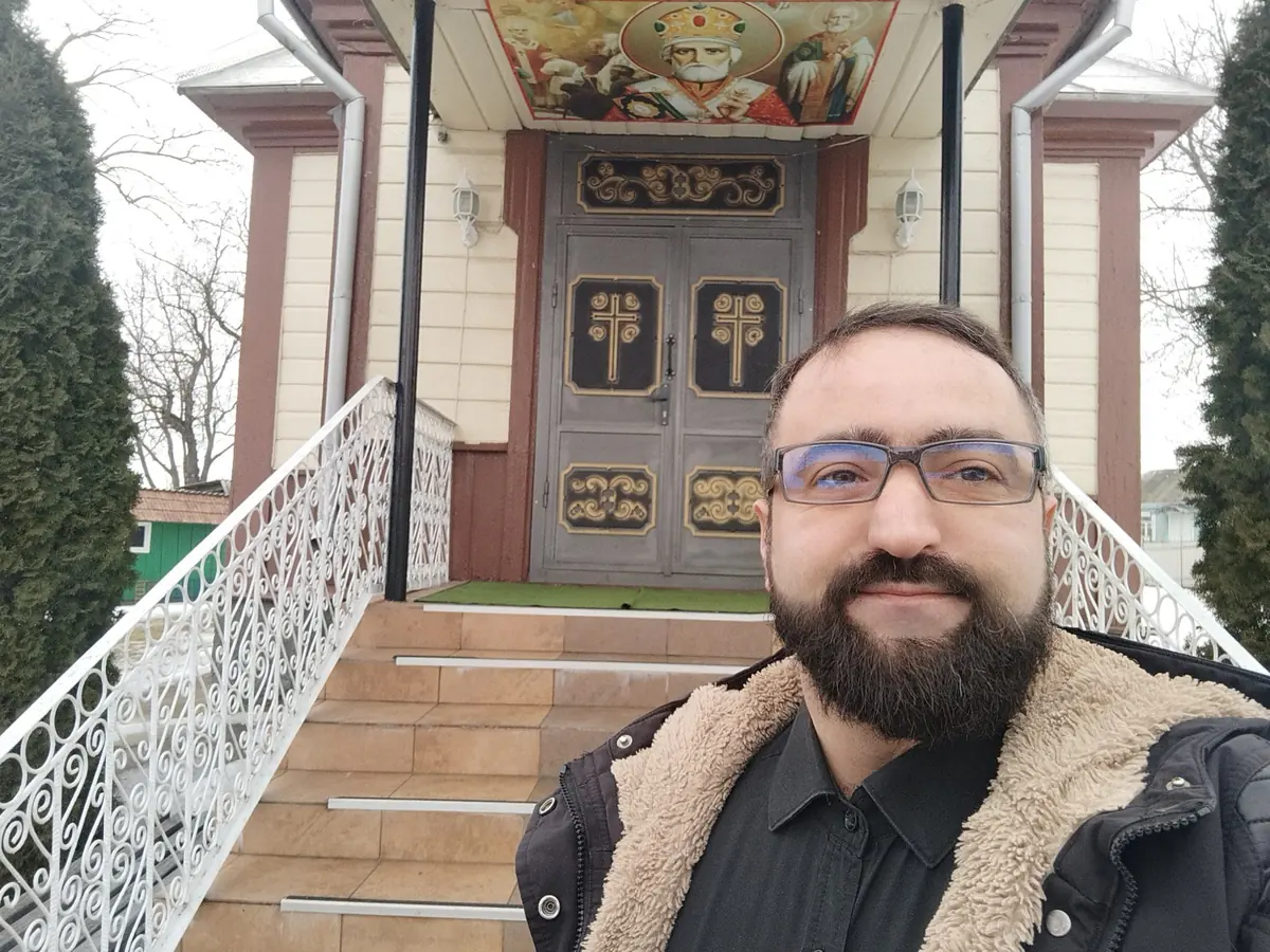 Daniel Pisău în fața bisericii – experiență personală despre muzica psaltică și strană