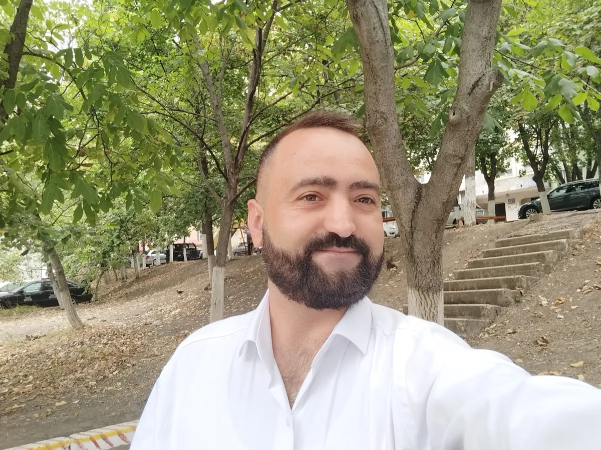 Portret Daniel Pisău, într-un moment de reflecție în parc