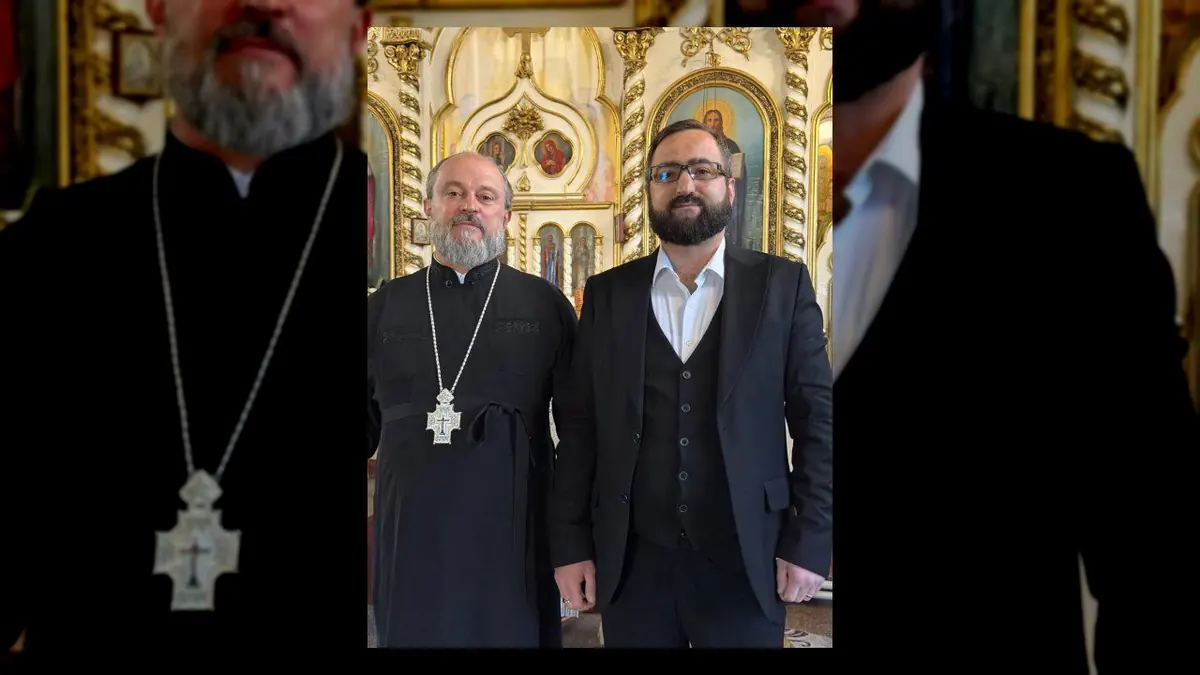 Părintele Valeriu și Daniel Pisău, în interiorul bisericii